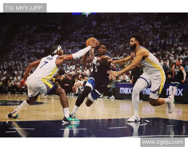 勇士与森林狼激战正酣双方球员全力以赴争夺胜利荣耀 勇士与森林狼激战正酣双方球员全力以赴争夺胜利荣耀