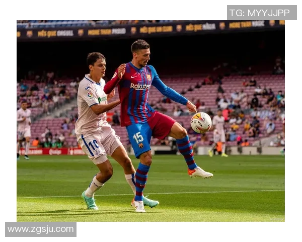 巴萨与曼联激战在即17日欧联杯对决引发球迷热议